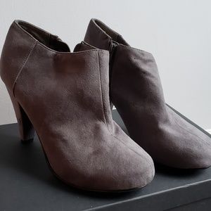 Women's Fashion Bug grey suede boots size 11